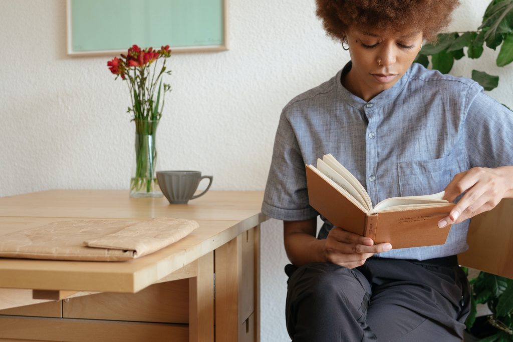 mujer libro temarios estudiar